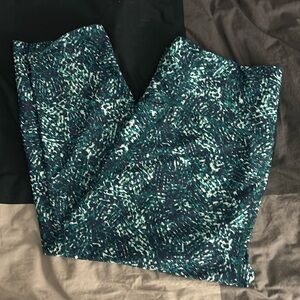 7/8 length blue and white patterned atheletic leggings